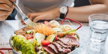 Want to Lose Weight Without Dieting? Start Your Meal with This Simple Habit, Say Stanford Scientists