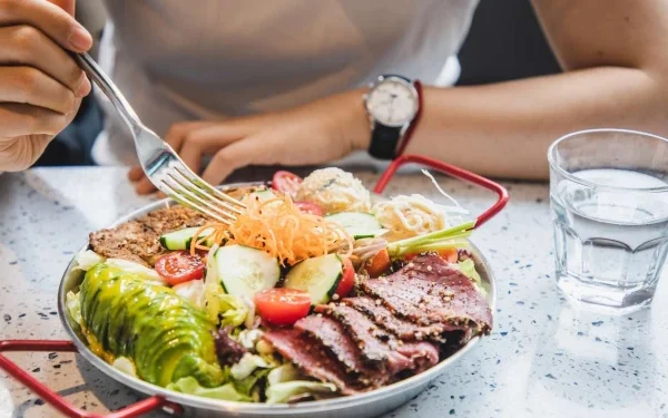 Want to Lose Weight Without Dieting? Start Your Meal with This Simple Habit, Say Stanford Scientists