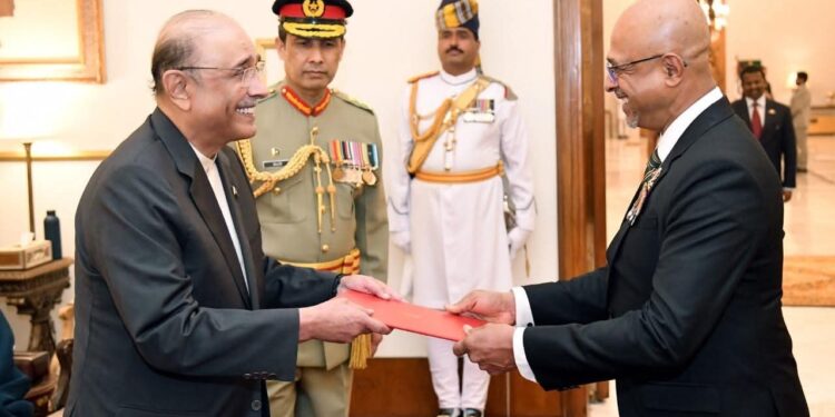 High Commissioner of Sri Lanka to Pakistan presents credentials to President of Pakistan