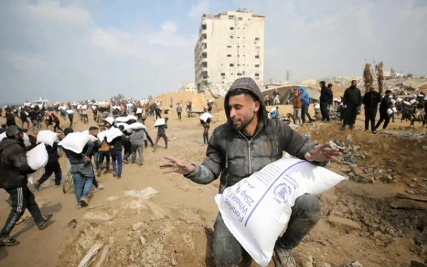 Zionist Forces Bomb Palestinians Waiting for Aid in Gaza: 57 Martyred, Humanitarian Crisis Deepens