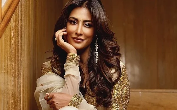 Famous Bollywood actress admitted to hospital.