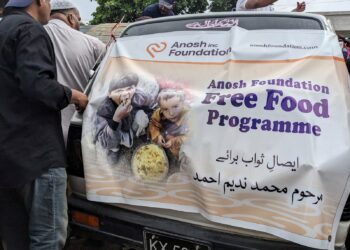 Anosh Ahmed distributes free meals at Jinnah Hospital Karachi for Eesal-e-Sawab of late father Nadeem Muhammad Ahmed