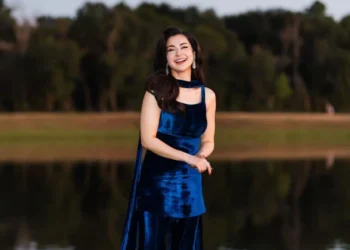 Hania Amir at awards ceremony; Video goes viral.