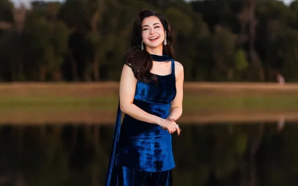 Hania Amir at awards ceremony; Video goes viral.