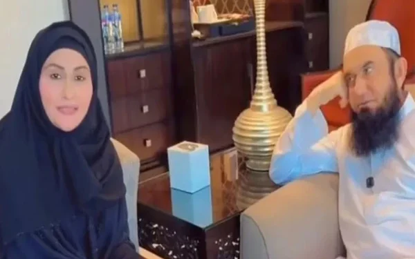 Nargis meets Maulana Tariq Jameel in Mecca;