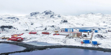 Storm-stranded South Korean cast finds refuge at Chinese Antarctic research station