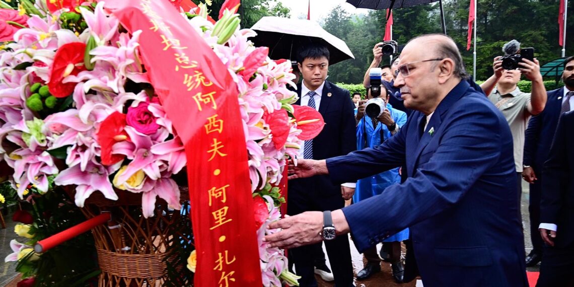 President visits Mao Zedong’s hometown in Shaoshan, pays tribute at Statue Square.