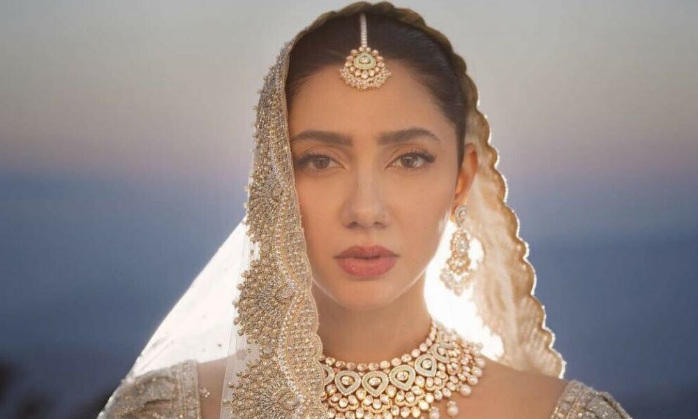 MAHIRA KHAN MARKS 15 YEARS OF ‘HUMSAFAR’